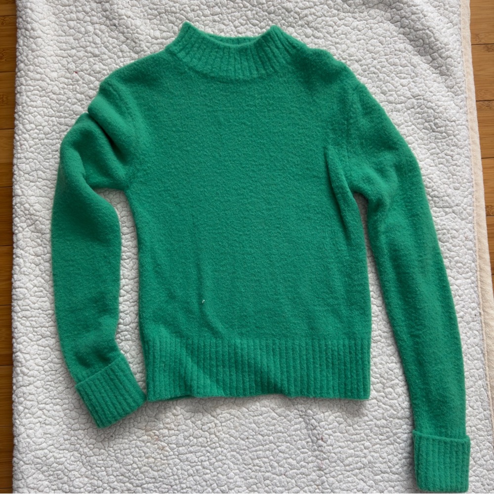 💚 She sky soft green sweater. Size: small